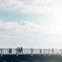 bilbao, vizcaya, españa, 2022 personas caminando sobre el puente foto