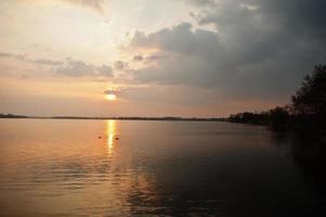 reflejo de la puesta de sol en un lago alrededor de pasohlavky, moravia del sur, república checa. foto