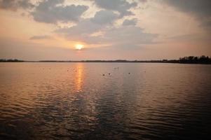 reflejo de la puesta de sol en un lago alrededor de pasohlavky, moravia del sur, república checa. foto