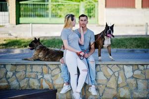 pareja enamorada de dos perros pit bull terrier en un paseo. foto