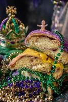 pastel de rey con bebé rodeado de cuentas de mardi gras foto