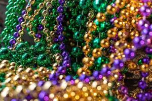 cuentas de mardi gras con bokeh en verde, dorado y morado foto