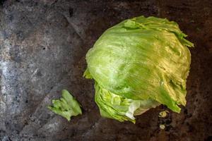 cabeza de iceberg de lechuga en bandeja de metal plana foto