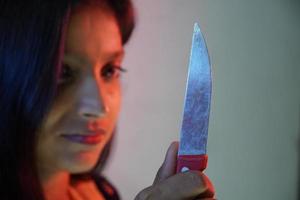 una chica asiática tratando de suicidarse con un cuchillo foto