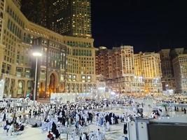 makkah, arabia saudita, abril de 2022-visitantes en masjid al haram foto