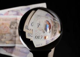Bola de previsión de cristal que refleja el valor del billete de 10 libras del Reino Unido foto