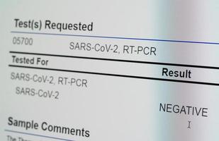 vista de la pantalla de la computadora que muestra el resultado de la prueba pcr para covid-19 como negativo foto