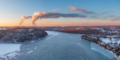 panorama aéreo del lago tramposo congelado morgantown, wv con centrales eléctricas foto