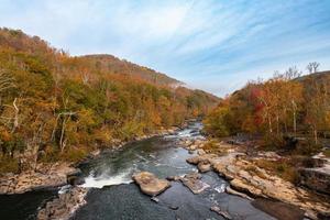 el río tygart en el valle cae en un brumoso día de otoño foto