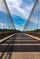 puente colgante sobre el río ohio en ruedas, wv foto