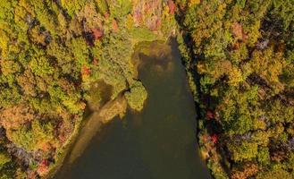 vista aérea de arriba hacia abajo del lago coopers rock en el parque estatal con colores de otoño y otoño foto