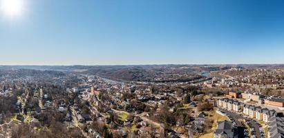 vista aérea de drones del centro y la universidad en morgantown, virginia occidental foto