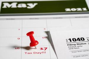 concepto de día fiscal para el 17 de mayo de 2021 usando calendario y nota foto