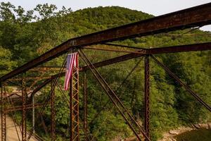 vista de drones de la bandera de EE. UU. rasgada en el puente de jenkinsburg sobre el río cheat foto