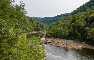 vista de drones del río cheat por el puente jenkinsburg cerca de morgantown foto