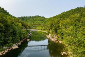 vista de drones del puente jenkinsburg sobre el río cheat foto