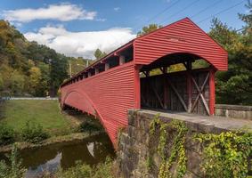 El puente cubierto de Barrackville está bien conservado. Construcción de armadura de rebabas en Virginia Occidental. foto