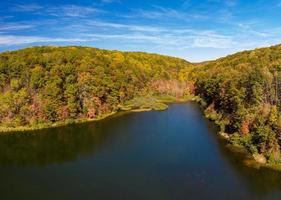 panorama del lago coopers rock en el parque estatal con colores otoñales y otoñales foto