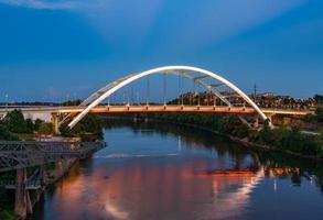 puente de veteranos coreanos que cruza el río cumberland mientras cae el atardecer en nashville foto