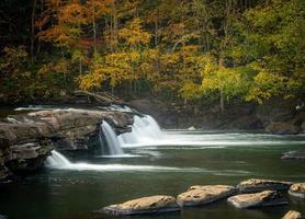 cascadas del valle cae en un brumoso día de otoño foto