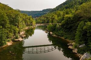 vista de drones del puente jenkinsburg sobre el río cheat foto