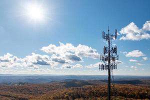 torre de telefonía celular o servicio móvil en una zona boscosa de virginia occidental que proporciona servicio de banda ancha foto