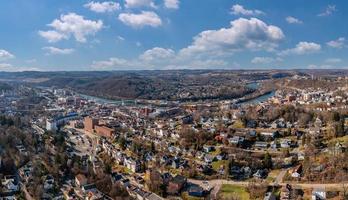 vista aérea de drones del centro y la universidad en morgantown, virginia occidental foto