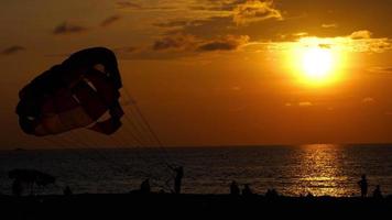 belo pôr do sol sobre o oceano video