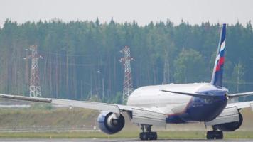 Boeing 777 Aeroflot arrive video