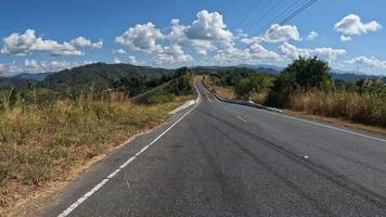 vista ao longo do caminho na estrada 1081 da província de nan ao distrito de bo kluea, tailândia. video
