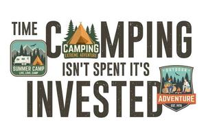 el tiempo de acampada no se gasta se invierte. diseño para camiseta, camiseta, estampado o ropa. diseño tipográfico moderno con parche y cita de camping. ilustración vectorial