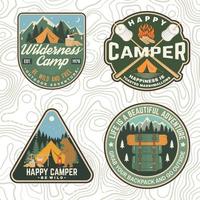 conjunto de parches de campamento de verano. vector. concepto de camisa, sello, ropa o camiseta. diseño vintage con linterna, navaja de bolsillo, tienda de campaña, hacha, montaña, fogata y silueta forestal. vector