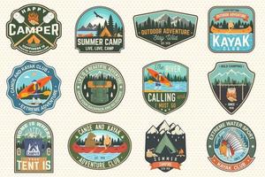 conjunto de insignias de club de campamento de verano, canoa y kayak. vector. para parche diseño con silueta de camping, montaña, río, indio americano y kayakista. parches de kayak para campamentos extremos y deportes acuáticos vector