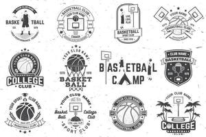 conjunto de placa del club de baloncesto. vector. concepto para camisa, estampado, sello o camiseta. diseño de tipografía vintage con silueta de jugador de baloncesto, aro y pelota. vector