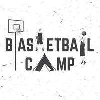 insignia del campamento de baloncesto. ilustración vectorial concepto para camisa, estampado o camiseta. diseño de tipografía vintage con carpa, jugador de baloncesto, pelota, silueta de aro vector