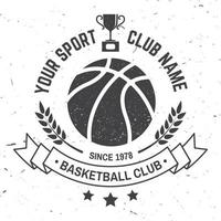 insignia del club deportivo de baloncesto. ilustración vectorial concepto para camisa, sello o camiseta. diseño de tipografía vintage con copa de premio y silueta de pelota de baloncesto. vector