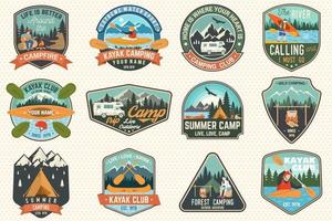 conjunto de insignias de club de campamento de verano, canoa y kayak. vector. concepto de parche. diseño retro con silueta de camping, montaña, río, indio americano y kayakista. parches de kayak para deportes acuáticos extremos vector