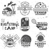 conjunto de insignia, emblema o signo de baloncesto y tenis. vector. concepto para camisa, estampado o camiseta. diseño de tipografía vintage con aro de baloncesto, raqueta de tenis y silueta de pelota. vector