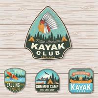 conjunto de insignias de club de campamento de verano, canoa y kayak. vector. concepto de parche. diseño retro con silueta de camping, montaña, río, indio americano y kayakista. parches de kayak para deportes acuáticos extremos vector