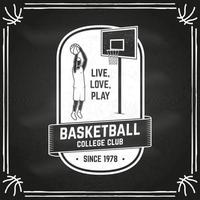 insignia del club de baloncesto en la pizarra. ilustración vectorial concepto para camisa, estampado o camiseta. diseño de tipografía vintage con jugador de baloncesto y silueta de pelota de baloncesto vector
