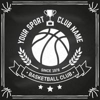 insignia del club deportivo de baloncesto. ilustración vectorial concepto para camisa, sello o camiseta. diseño de tipografía vintage con copa de premio y silueta de pelota de baloncesto. vector