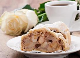 trozo de strudel de manzana en el plato foto