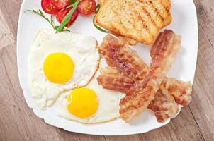 desayuno inglés - tostadas, huevo, tocino y verduras foto