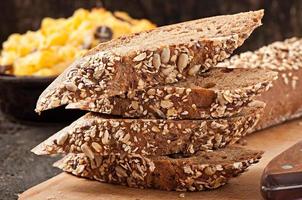 rebanadas de pan orgánico más fino decorado con cereales naturales foto