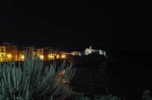 vista de la ciudad de vieste en la noche foto