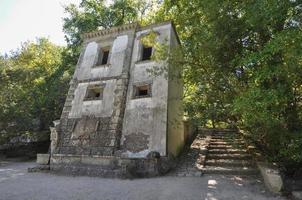 casa inclinada en la arboleda sagrada en bomarzo foto