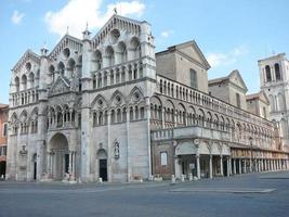 catedral románica duomo de ferrara en emilia romagna, italia foto