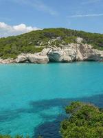 vista de cala galdana en la isla de menorca en españa foto