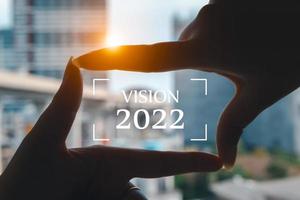 El nuevo año 2022 comienza el concepto de empresarios enmarcando y visionando 2022 a mano, el concepto de planificación y desafíos o trayectorias profesionales, oportunidades de estrategias comerciales y cambio. foto