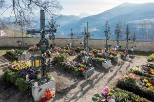 villanders, tirol del sur, italia, 2016. cementerio de la iglesia parroquial foto